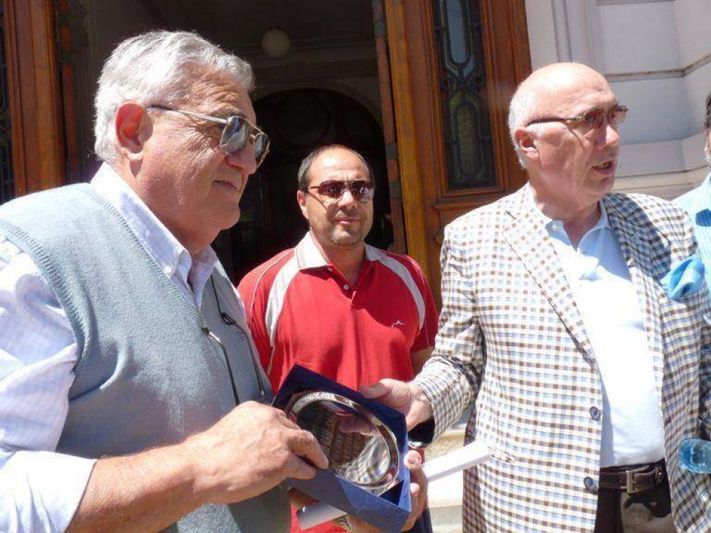 El intendente Carlos Antonio Gorosito hizo entrega de un reconocimiento a Ra�l Regone