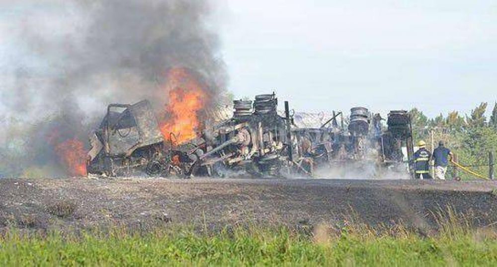 Fatal accidente en Crespo: choc un auto y camin con combustible