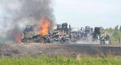 Fatal accidente en Crespo: choc� un auto y cami�n con combustible