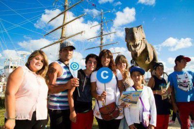 SE DESPIDEN LA FRAGATA LIBERTAD Y LA MUESTRA DE DINOSAURIOS