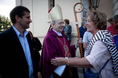 LA IMAGEN DE SANTA LUC�A RECORRI� LAS CALLES DEL PUERTO