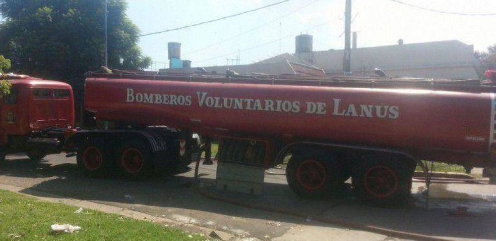 INCENDIO EN UNA F�BRICA DE PL�STICO DE LAN�S ESTE