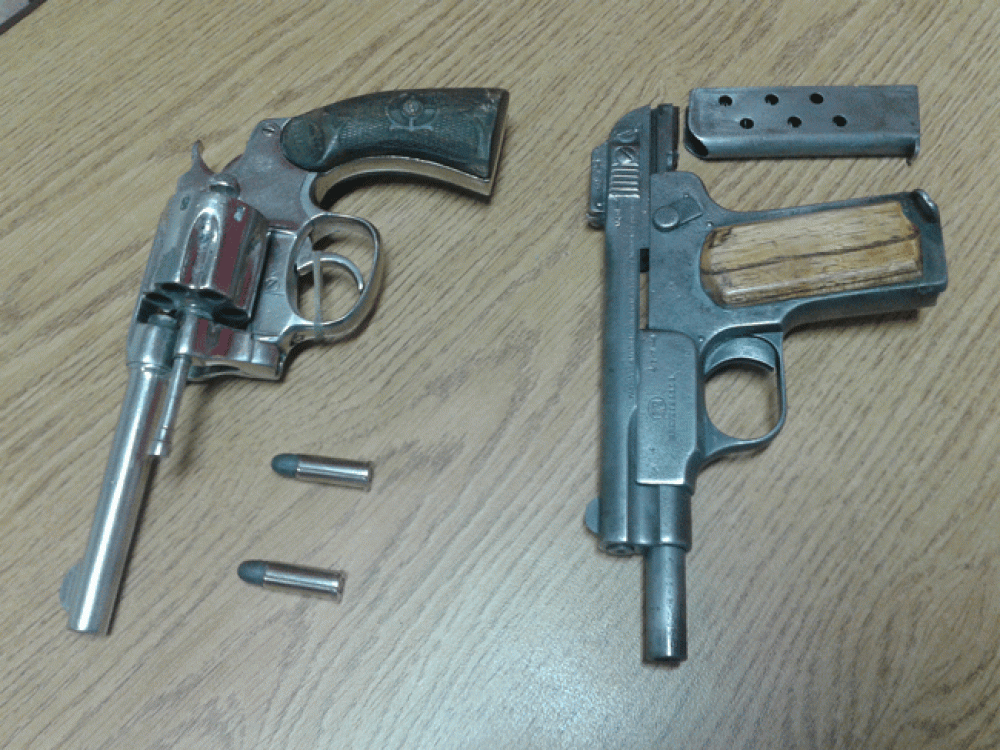 Peleas en el centro, una pareja detenida con armas y fuego en el interior de una casa
