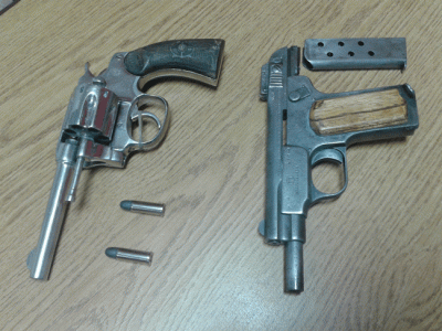 Peleas en el centro, una pareja detenida con armas y fuego en el interior de una casa