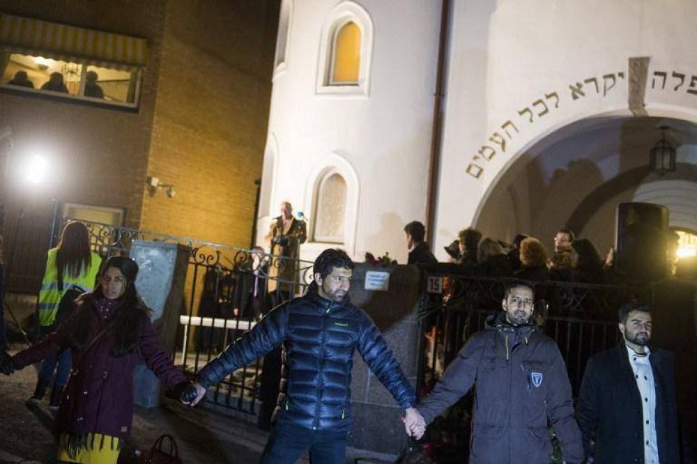 Musulmanes en Oslo abrazan una sinagoga en repulsa al atentado en Copenhague