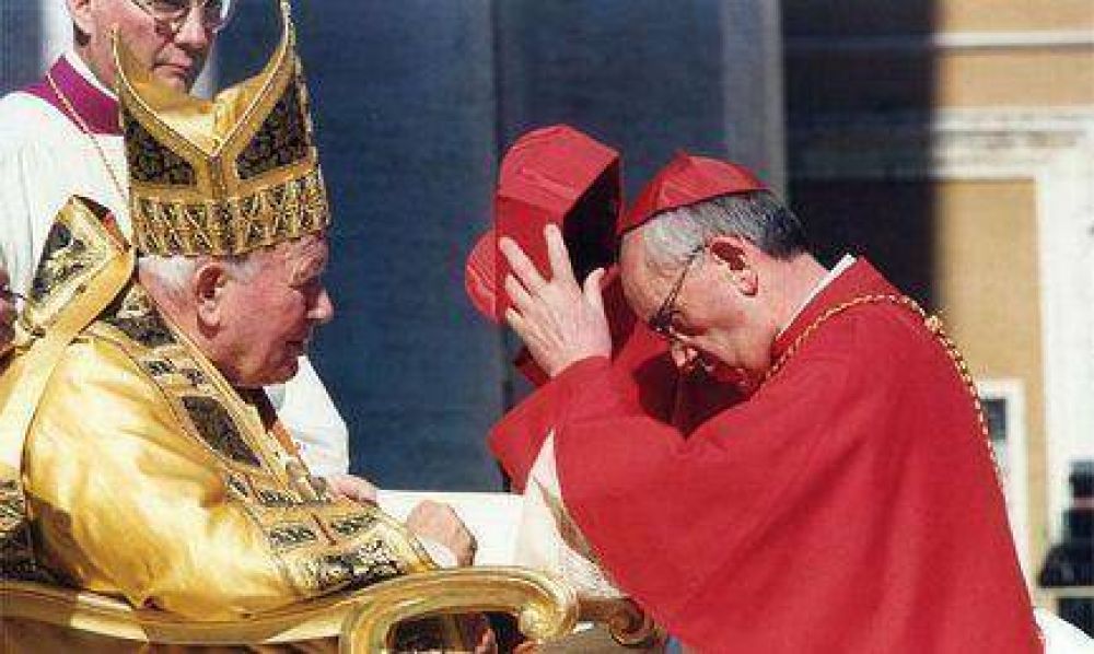 Cardenal, con la sotana de su antecesor