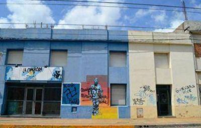 Realizaron pintadas en el local de La C�mpora, mientras sus militantes trabajaban una escuela