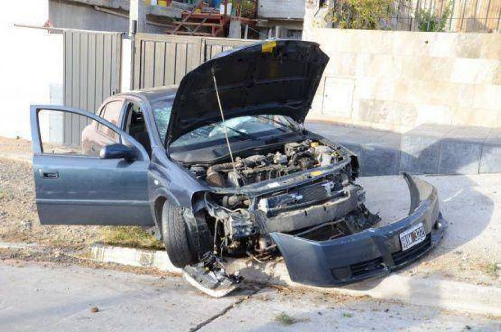 Grupo de amigos en un Astra chocan contra canasto de basura