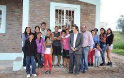 Entregaron viviendas sociales en dos barrios de Ojo de Agua