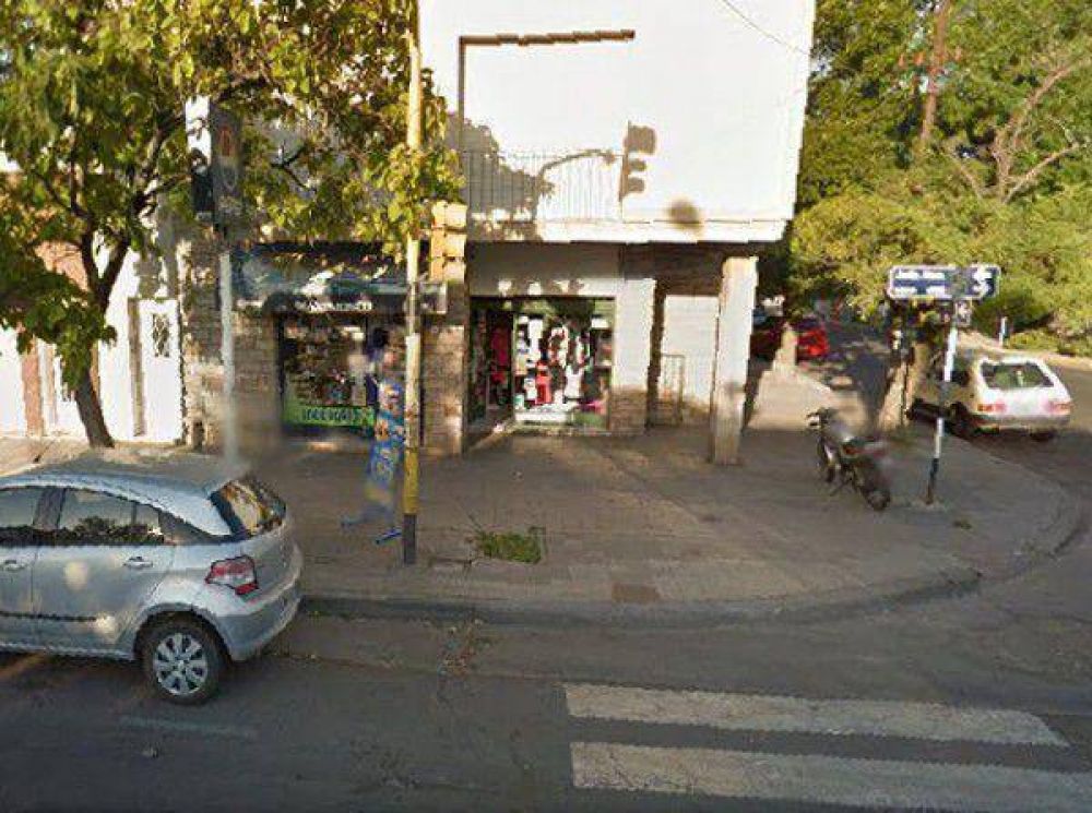 Rompieron una vidriera y sustrajeron prendas de vestir por un valor que ronda los $4 mil