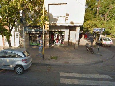 Rompieron una vidriera y sustrajeron prendas de vestir por un valor que ronda los $4 mil