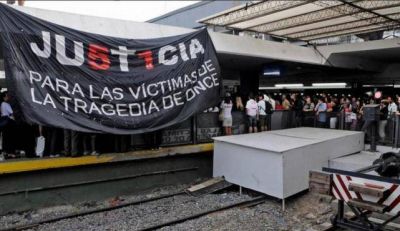 Tragedia de Once: Descubren una cer�mica firmada por el Papa en homenaje a las v�ctimas