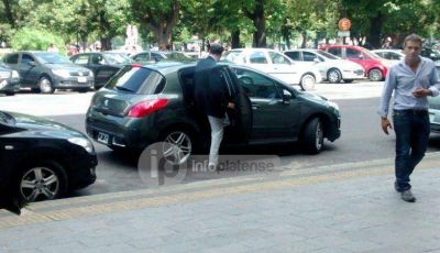 �Qui�n lo pago? El auto oficial que traslada a Bruera figura a nombre del Tesorero del Municipio