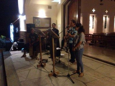 El cura rockero que camina las periferias, brind� recital en el atrio de la Iglesia