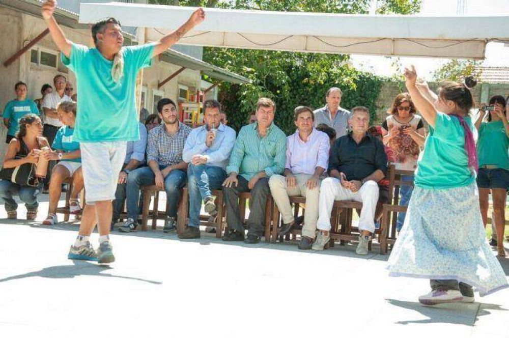Sergio Massa y Javier Faroni visitaron Centro de D�a �CREDE�