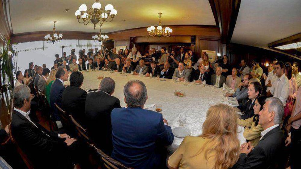 Scioli critic a Macri durante una reunin con intendentes