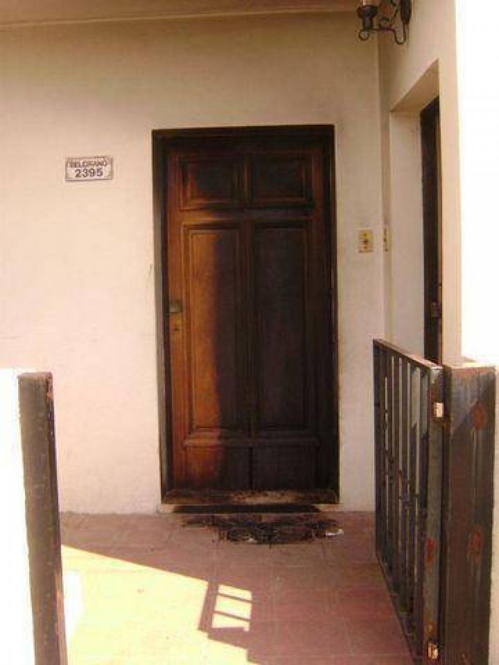 Arrojan bomba incendiaria contra la puerta de una casa