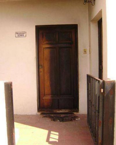 Arrojan bomba incendiaria contra la puerta de una casa