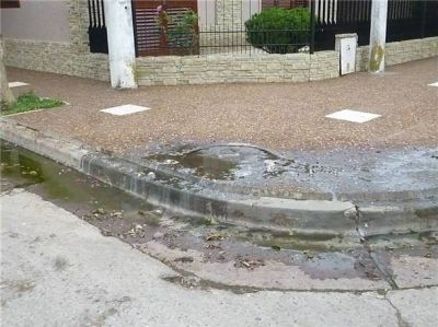 Vecinos reclaman por cloacas tapadas