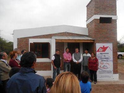 Entregan de vivienda social en la localidad de Do�a Luisa