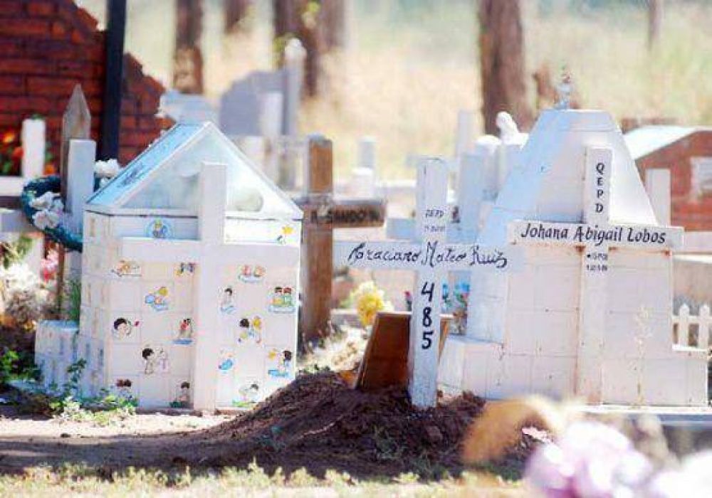 Pap� de un beb� reci�n fallecido debi� cavar la fosa en el cementerio