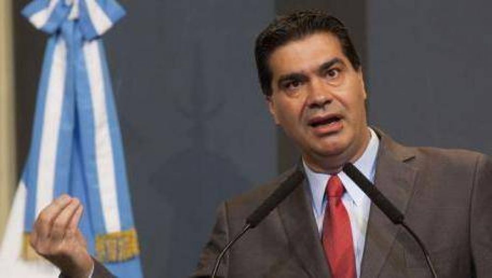 Capitanich viaja a La Plata para ordenar la tropa