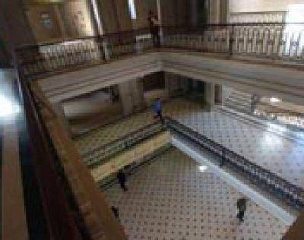 Citan a la paciente que destap� la irregularidad de la falsa m�dica