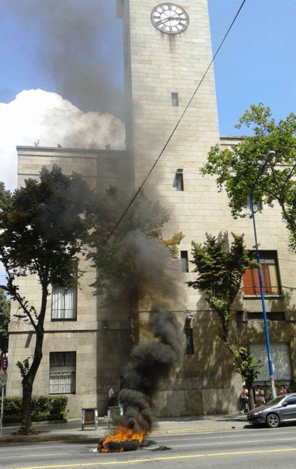 Quema de neum�ticos frente a la Municipalidad: reclaman trabajo y vivienda