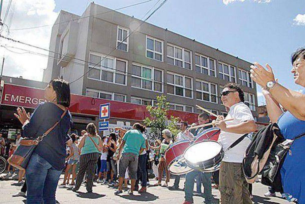 Cansados de tanta espera trabajadores del sanatorio Belgrano piden apoyo del intendente