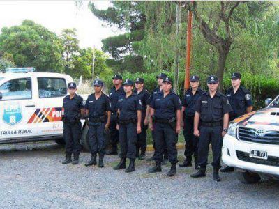 Presentaron diez nuevos oficiales de polic�a y dos camionetas 0 km para las patrullas de De la Garma y Barra   
