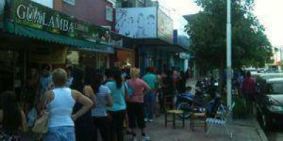 Largas filas en la ciudad para comprar uniformes e inscribir a los chicos
