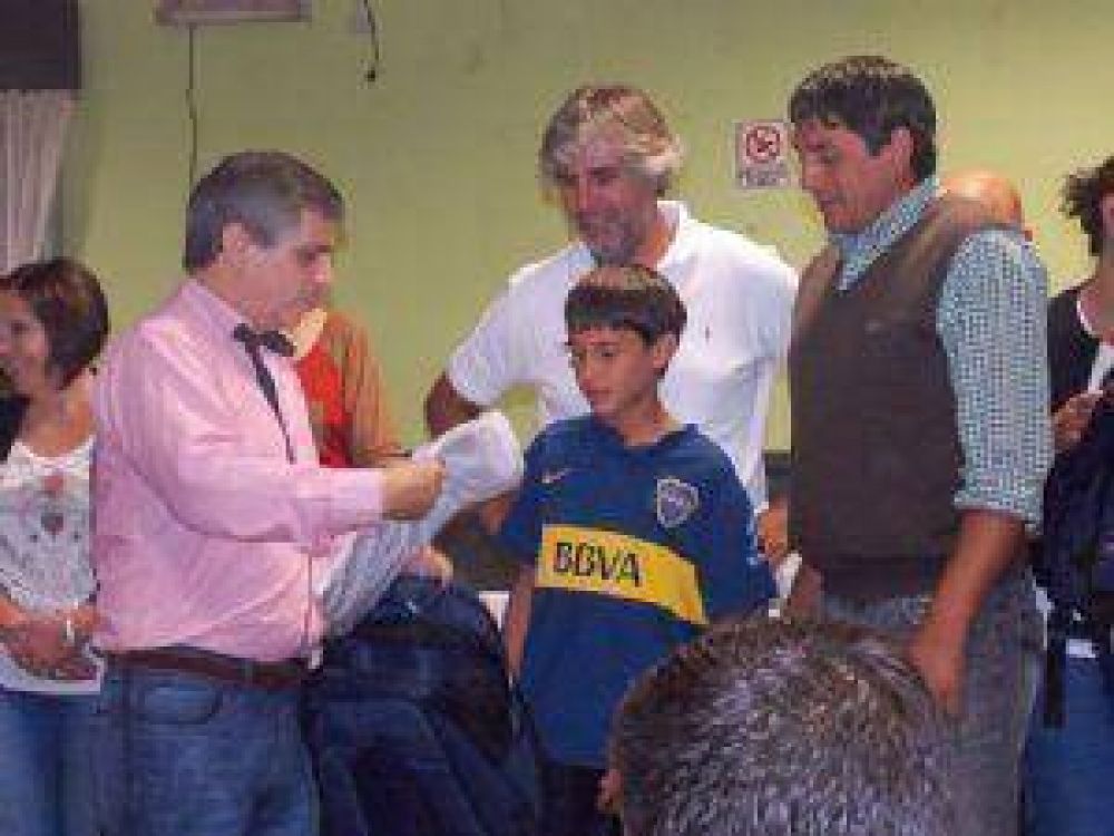 Guillermo Britos entreg� guardapolvos y �tiles escolares en Ayarza