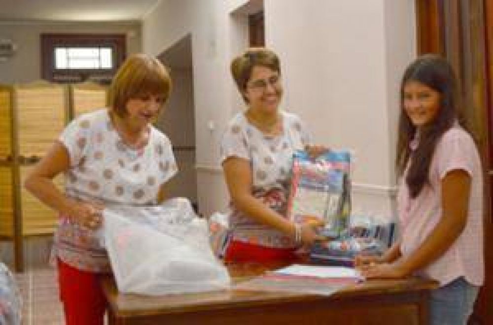 La AECA entrega �tiles escolares a sus afiliados