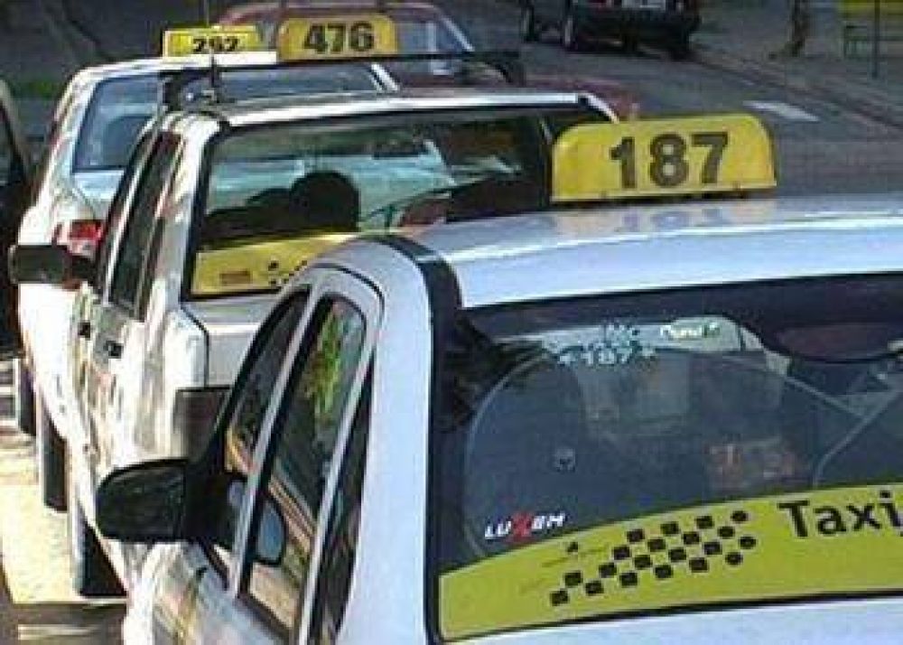 Los taxistas de Paran� atribuyen al incumplimiento de una ordenanza municipal la imposibilidad de blanquear a los trabajadores 