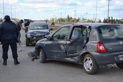 Chocaron dos veh�culos en la entrada al Barrio San Beniro
