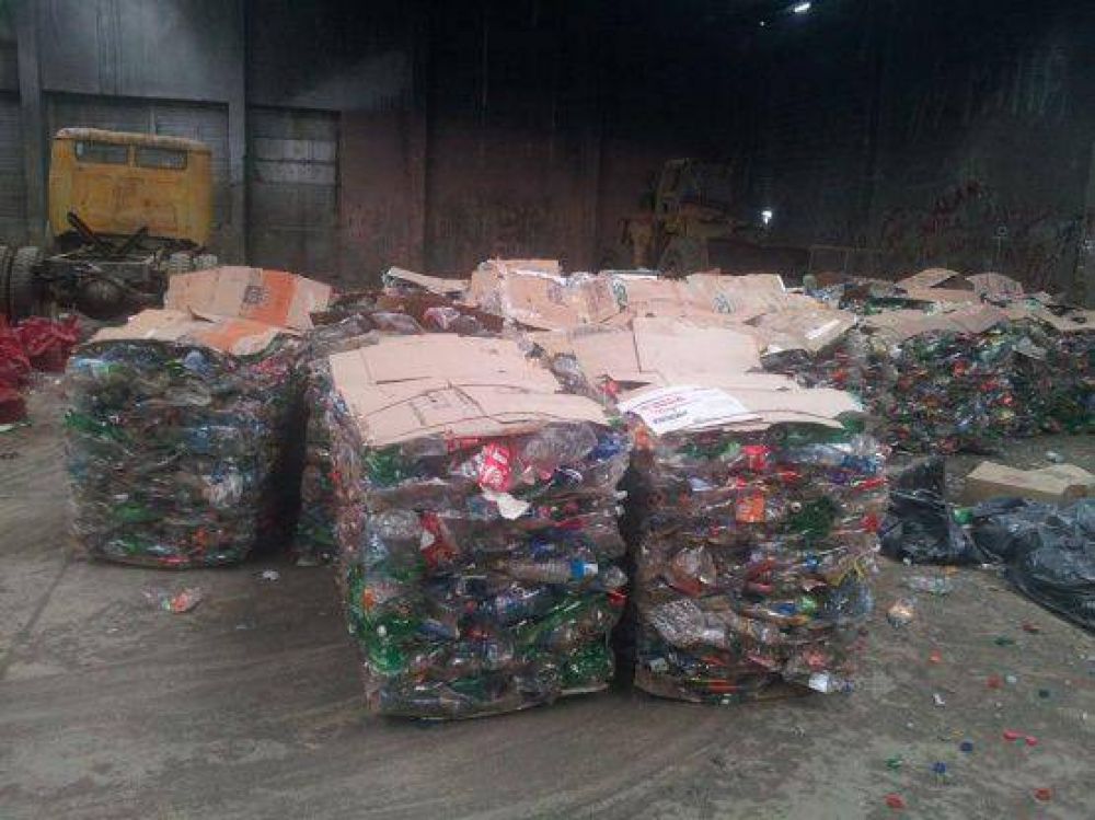 Realizan la compactaci�n de botellas recolectadas durante el Programa Mirando el Futuro