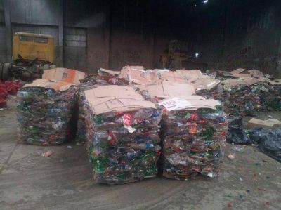 Realizan la compactaci�n de botellas recolectadas durante el Programa Mirando el Futuro