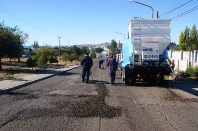 Realizan tareas de enripiado y bacheo en Caleta Olivia