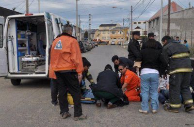 Autom�vil choc� contra una motocicleta y se dio a la fuga