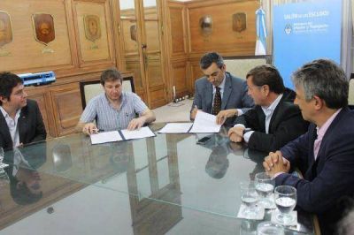 Melella firm� con Randazzo para utilizar la tarjeta SUBE en los colectivos de R�o Grande