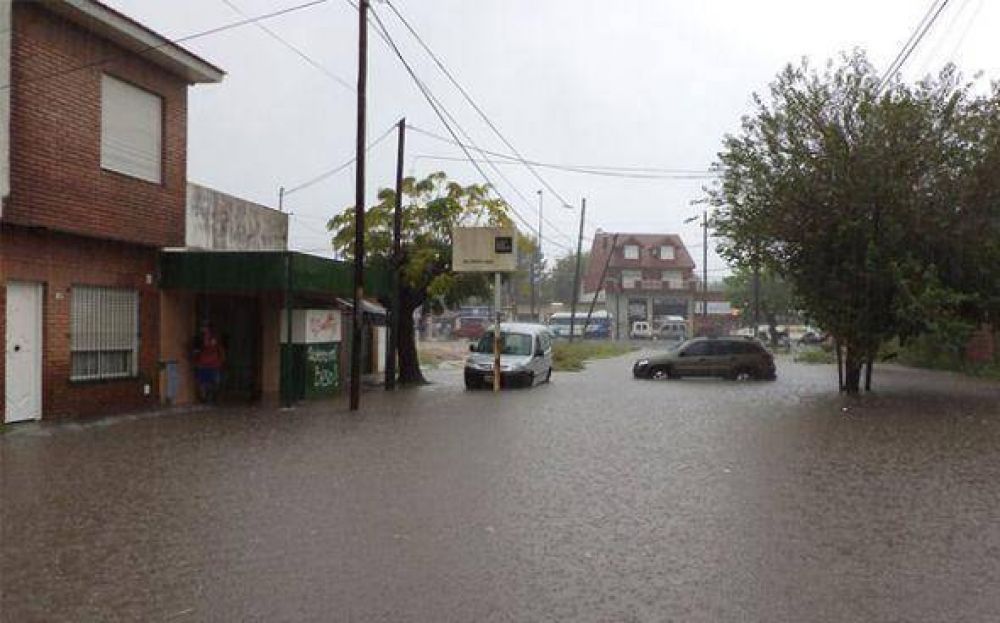 Con la lluvia, otra vez el agua complica las calles y barrios de Pilar