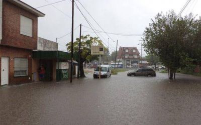 Con la lluvia, otra vez el agua complica las calles y barrios de Pilar