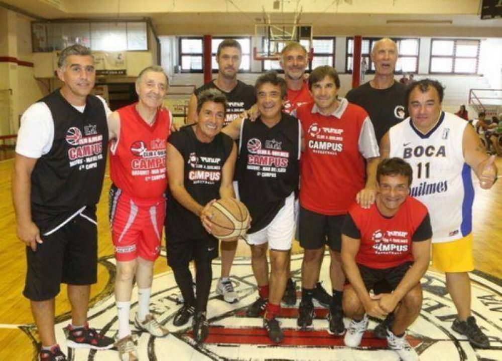 Faroni en una jornada de Basquet Solidario junto a ex figuras deportivas