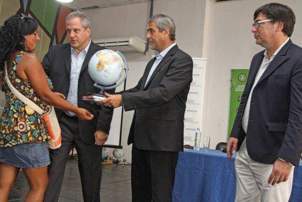 M�s de 200 escuelas de Avellaneda recibieron subsidios y materiales educativos