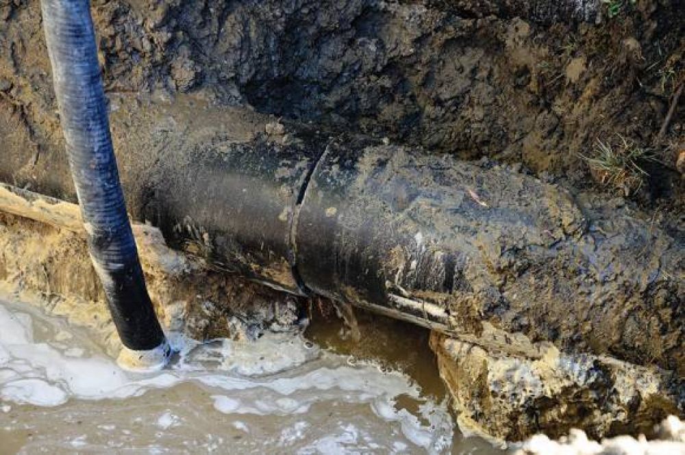 Importante rotura de una ca�er�a troncal dej� sin agua al centro de la ciudad