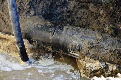 Importante rotura de una ca�er�a troncal dej� sin agua al centro de la ciudad
