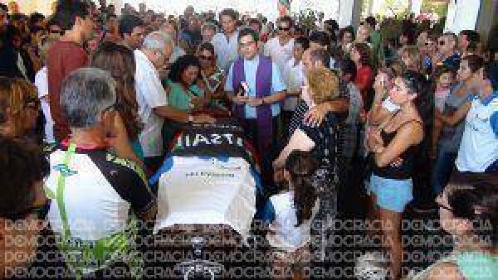 Multitudinario adi�s a Sebasti�n Cancio
