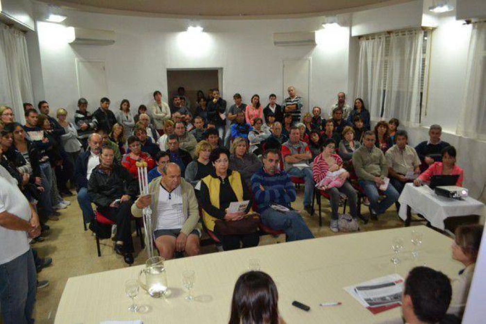Ms de cien personas interesadas en crditos asistieron a una reunin en el municipio