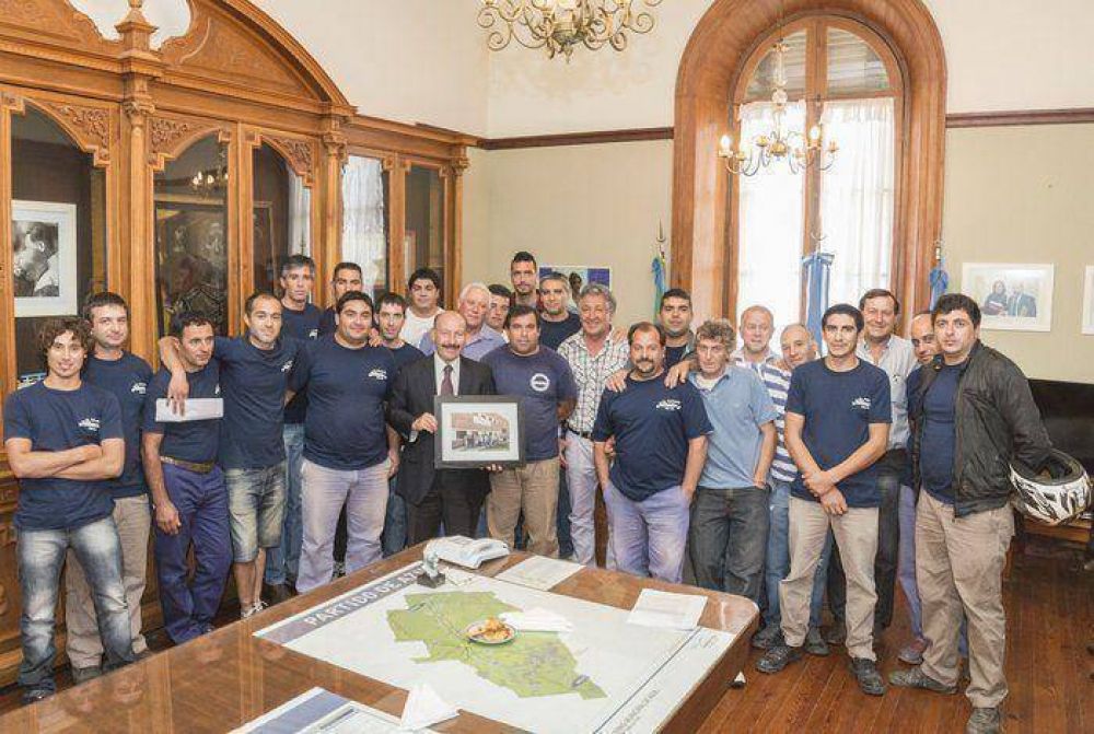 Trabajadores de Sudamtex entregaron un reconocimiento al intendente Inza