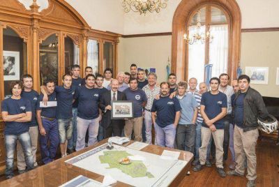 Trabajadores de Sudamtex entregaron un reconocimiento al intendente Inza